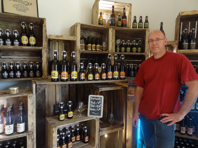 Willy, le vigneron s'est fait brasseur. Willy, le vigneron s'est fait brasseur.