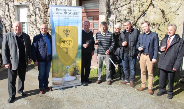 Thierry Caillé, lauréat de la Pipette d'Or 2017, entouré des membres du super-jury du concours. Thierry Caillé, lauréat de la Pipette d'Or 2017, entouré des membres du super-jury du concours.