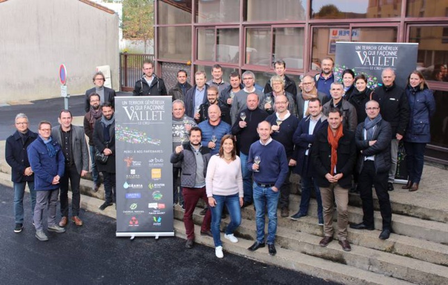 Le cru Vallet mobilise 25 vignerons et vigneronnes mais également 12 partenaires publics et privés. Le cru Vallet mobilise 25 vignerons et vigneronnes mais également 12 partenaires publics et privés.