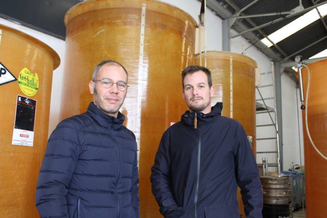 Nicolas (à gauche), s'occupe de la partie commerciale et Benjamin de la vinification. Nicolas (à gauche), s'occupe de la partie commerciale et Benjamin de la vinification.