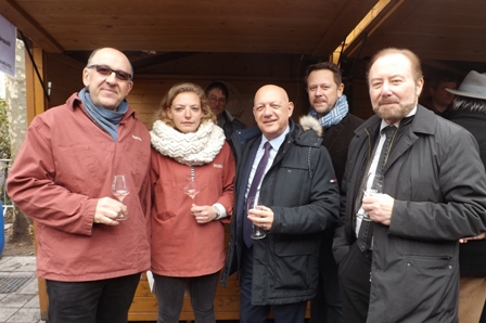 Philippe Boucard, Philippine Delachaux, président et vice-présidente de l'ODG de Bourgueil, Mauro Cuzzoni, responsable commerce à la mairie de Tours et d'autres élus tourangeaux