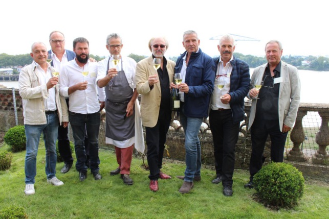 Philippe Faure-Brac, sommelier, et Jean-Yves Guého, chef de l'Atlantide à Nantes, entourés par les vignerons du cru Gorges.