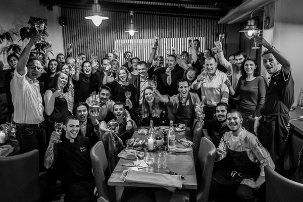 Les restaurateurs et vignerons participants à l'é.Paulée nantaise proposent aux convives un menu unique avec accords mets et vins. Crédit : Christophe Bornet by Kristo. Les restaurateurs et vignerons participants à l'é.Paulée nantaise proposent aux convives un menu unique avec accords mets et vins. Crédit : Christophe Bornet by Kristo.