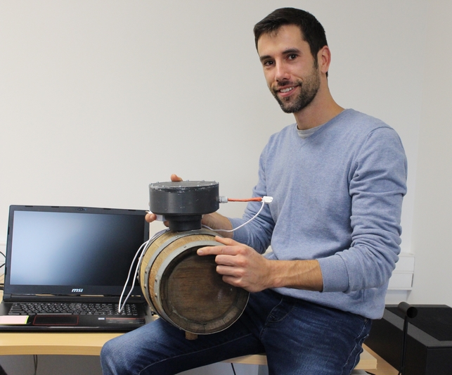 Alexandre Ermenault présente le prototype de bonde connectée actuellement en développement.