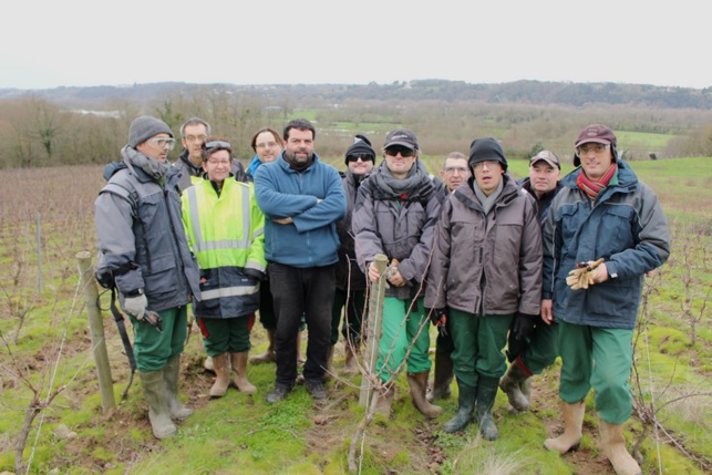 Emmanuel Merceron (pull bleu), travaille avec l'ESAT Sud-Loire et Pascal Leroux (2e à droite) depuis 2011.