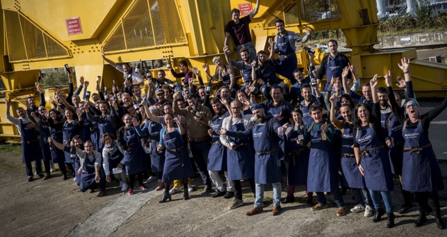 Vignerons et restaurateurs se sont retrouvés le 19 octobre sous la grue jaune à Nantes pour immortaliser leur soutien mutuel et lancer l’événement. Crédit: Christophe Bornet.