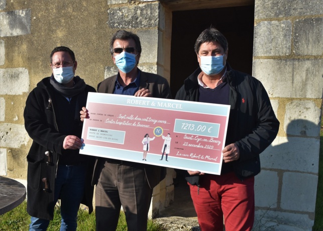 Remise de chèque au Clos Cristal : Nicolas Emereau, directeur et Marc Bonnin président de la coopérative saumuroise entourent Jean-Paul Quillet, directeur de l’hôpital.