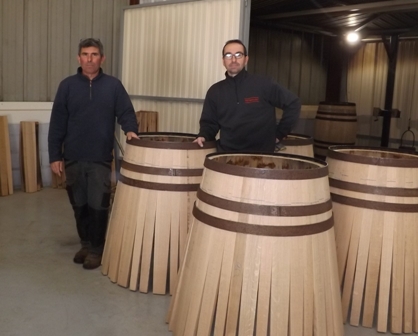 Stéphane Vriet, co-gérant, aux côtés de Manuel Vriet, tonnelier Stéphane Vriet, co-gérant, aux côtés de Manuel Vriet, tonnelier