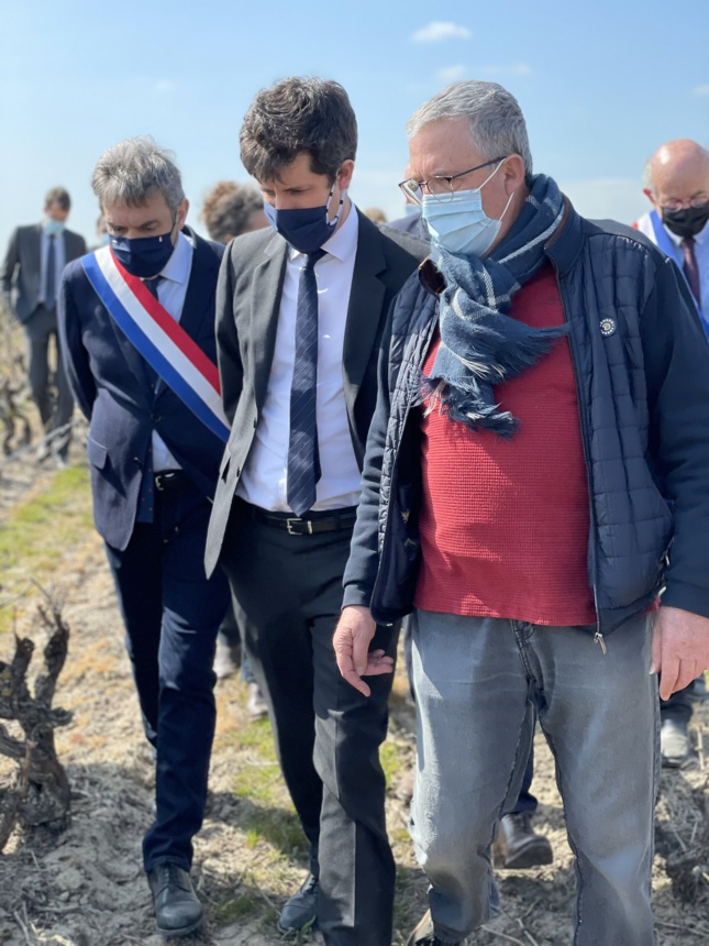 Julien Denormandie s'est rendu à Vouvray vendredi guidé par Benoit Gautier (à droite), président des Vignerons de Touraine.