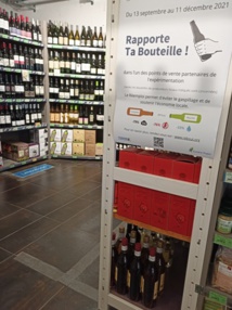 En 2021, Benjamin Derouet et Hugues Monin ont testé la collecte de bouteilles dans 25 points de vente tourangeaux, dont Biocoop. Une expérience plutôt encourageante. En 2021, Benjamin Derouet et Hugues Monin ont testé la collecte de bouteilles dans 25 points de vente tourangeaux, dont Biocoop. Une expérience plutôt encourageante.