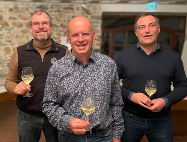 Le nouveau président de la Fédération des Vins de Nantes, Christophe Vilain, entouré du président du pôle communication François Lieubeau et du président du pôle ODG Joël Forgeau. (Crédit : FVN) Le nouveau président de la Fédération des Vins de Nantes, Christophe Vilain, entouré du président du pôle communication François Lieubeau et du président du pôle ODG Joël Forgeau. (Crédit : FVN)