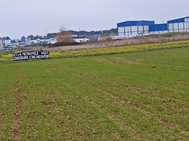 Des panneaux hostiles au projet ont été installés sur le terrain envisagé le long de la N10 Des panneaux hostiles au projet ont été installés sur le terrain envisagé le long de la N10