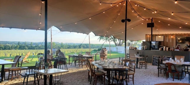Un resto face aux vignes Un resto face aux vignes
