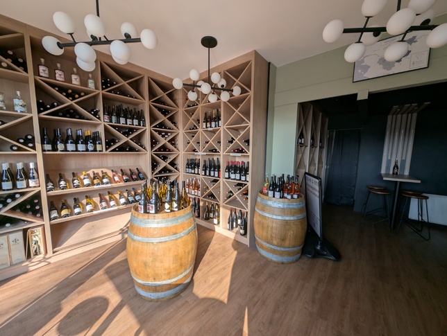 La Muscadothèque est à la fois une cave et un bar à vin. La Muscadothèque est à la fois une cave et un bar à vin.