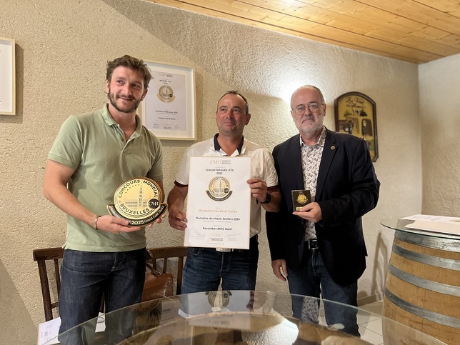 Benoit Roumet (à droite) a remis la médaille à Abel Roux (Domaine des Hauts Sentiers) et Martin Pierzo (Besombes).