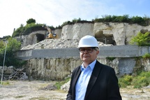 Régis Vincenot devant le troglo du Château de Parnay en travaux.