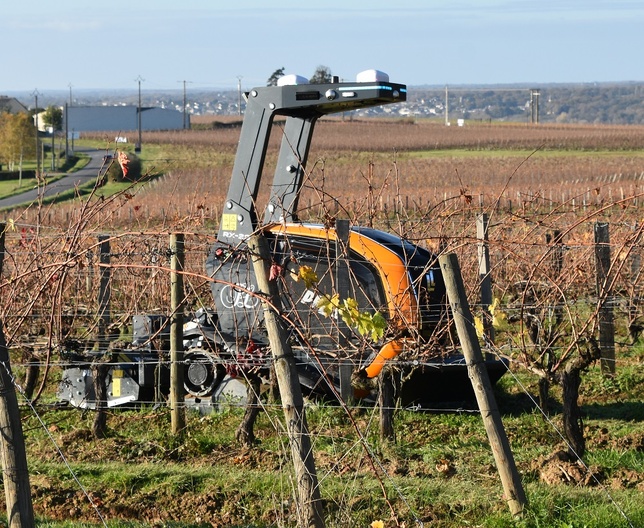 Le premier chenillard autonome de Pellenc travaille en Anjou Le premier chenillard autonome de Pellenc travaille en Anjou