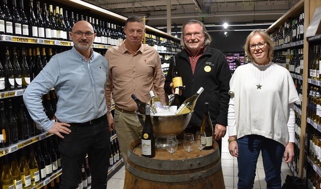 De g à droite : Patrice Robin, caviste, Benoit Choplain directeur de l'Hyper U, Philippe Porché, président de Fan de chenin et Sophie Beauclair, chargé de projets Fan de chenin.l