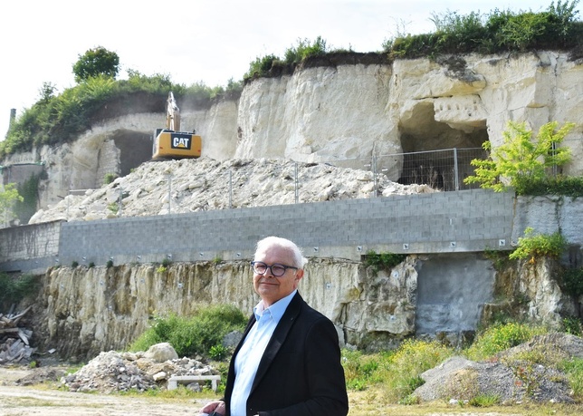 Régis Vincenot devant le coteaux en travaux du Château de Parnay.