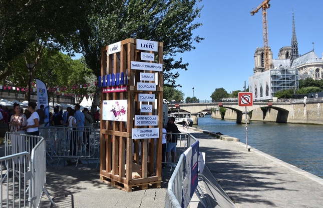 Accueil du public Quai de la Tournelle face à Notre Dame. Accueil du public Quai de la Tournelle face à Notre Dame.