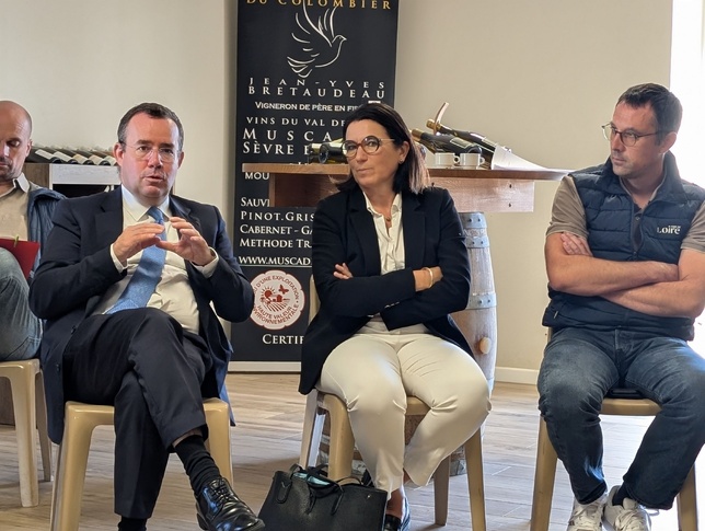 Le préfet de bassin Laurent Hottiaux, a rencontré les élus de la filière dont Pierre-Antoine Pinet, président de la Fédération viticole de l'Anjou-Saumur, accompagné d'Annick Baille, directrice de la DRAAF.