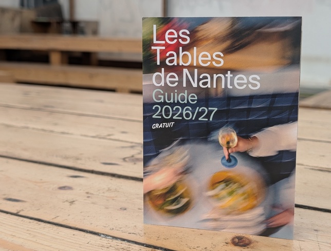 Le Muscadet apparaît sur la couverture du Guide 2026. On peut juste regretter le choix d'un verre alsacien pour le service...