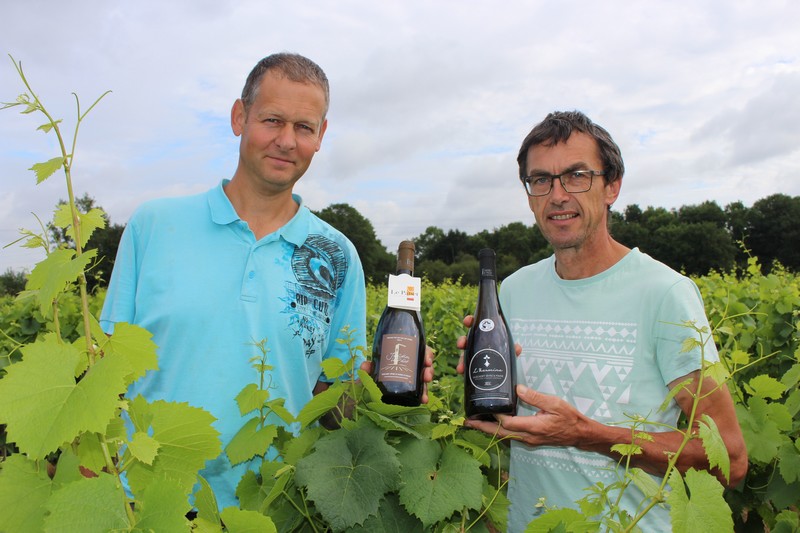 La coopérative des Vignerons du Pallet, représentée ici par Laurent Bouchaud (à gauche) et Jean Bosseau, propose deux vins haut de gamme : le cru communal et la cuvée « Hermine ».