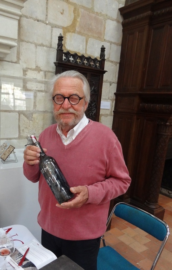 Jean-Marie Dozon présente le Chinon 1911 vinifié par son arrière-grand-père