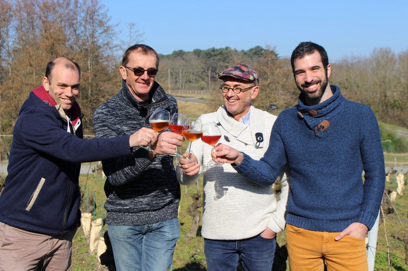 Les vignerons Laurent et Jean-Michel Poiron, entourés des brasseurs Etienne Borré et Nicolas Burel.