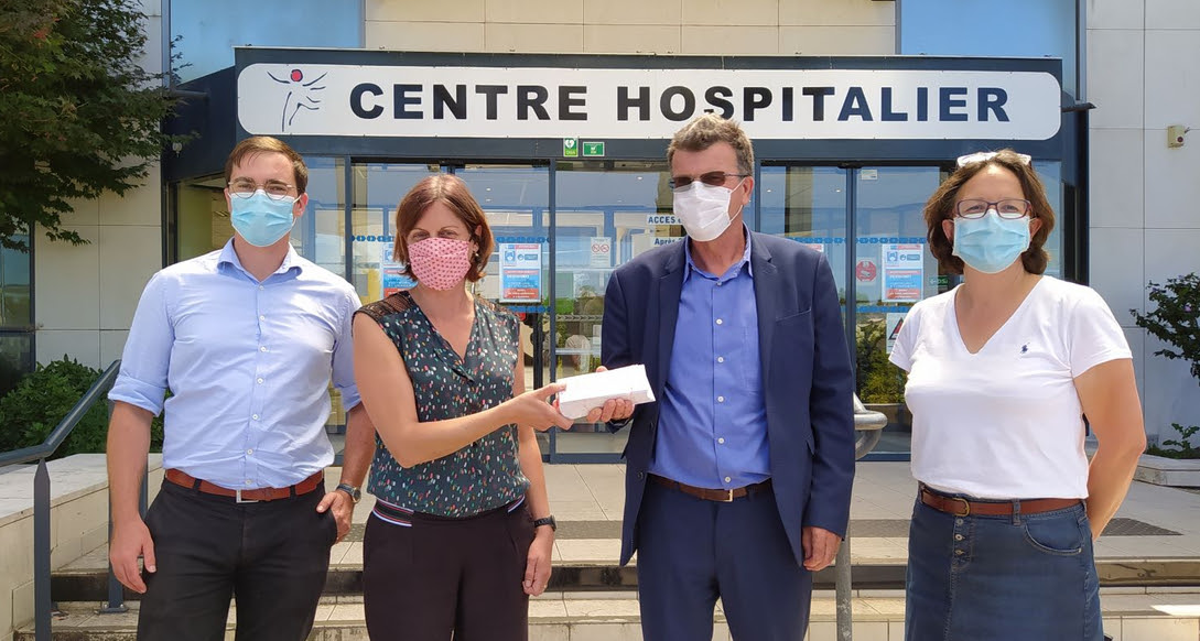 Les représentants de Saumur Champigny remettent les tickets solidaires à Jean-Paul Quillet, directeur du Centre hospitalier de Saumur.