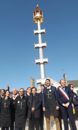 Les vignerons d’Amboise, dont Xavier Frissant, 3e à partir de la droite, et Mathieu Plou (5e),  ont inauguré le 16 octobre la Tour d’Or Blanc aux côtés de l’artiste Jean-Michel Othoniel et du maire d’Amboise