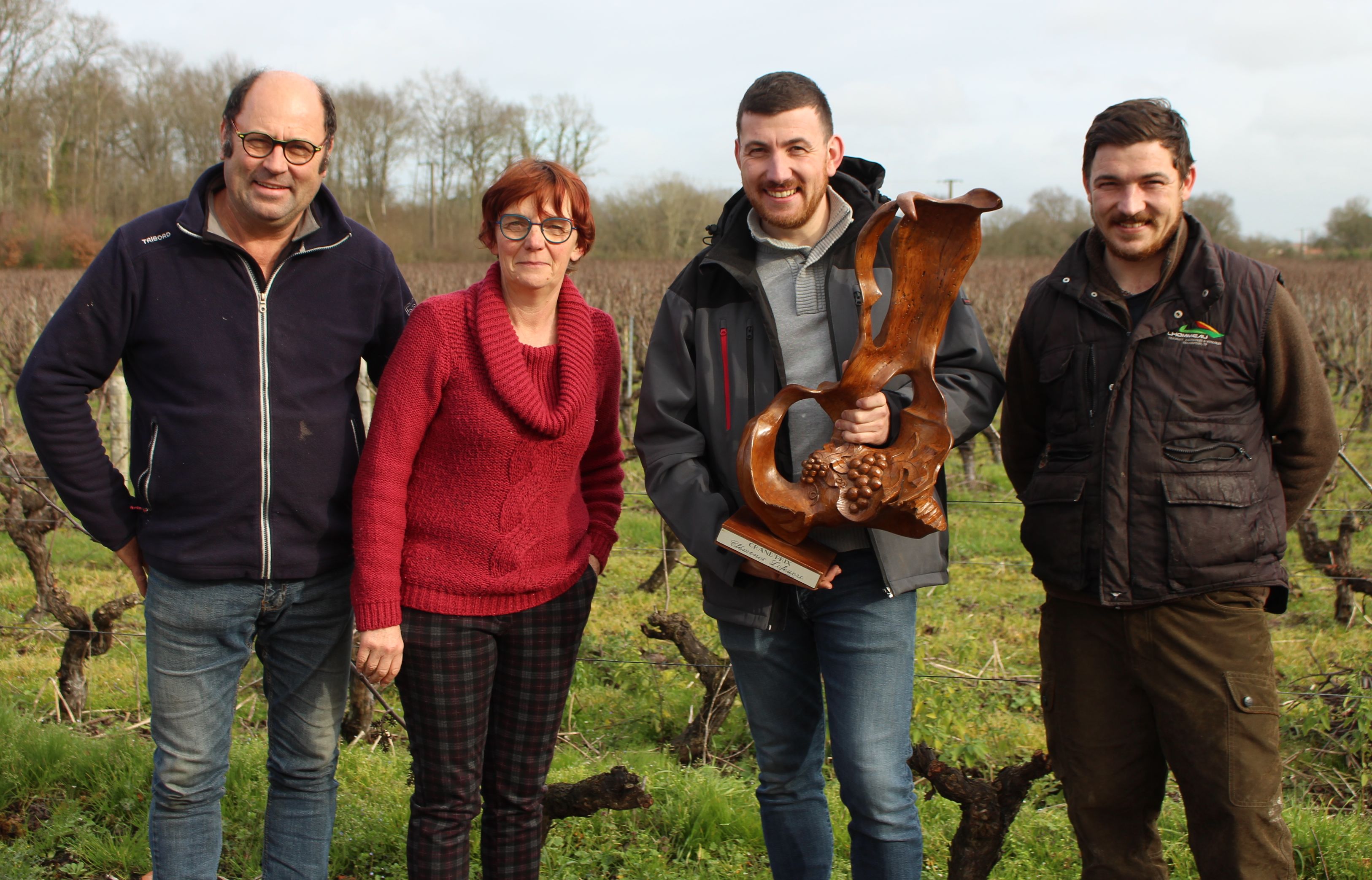 Clément Albert, avec le trophée, entouré de ses parents Edith et Pierrick et de son frère Benoît.