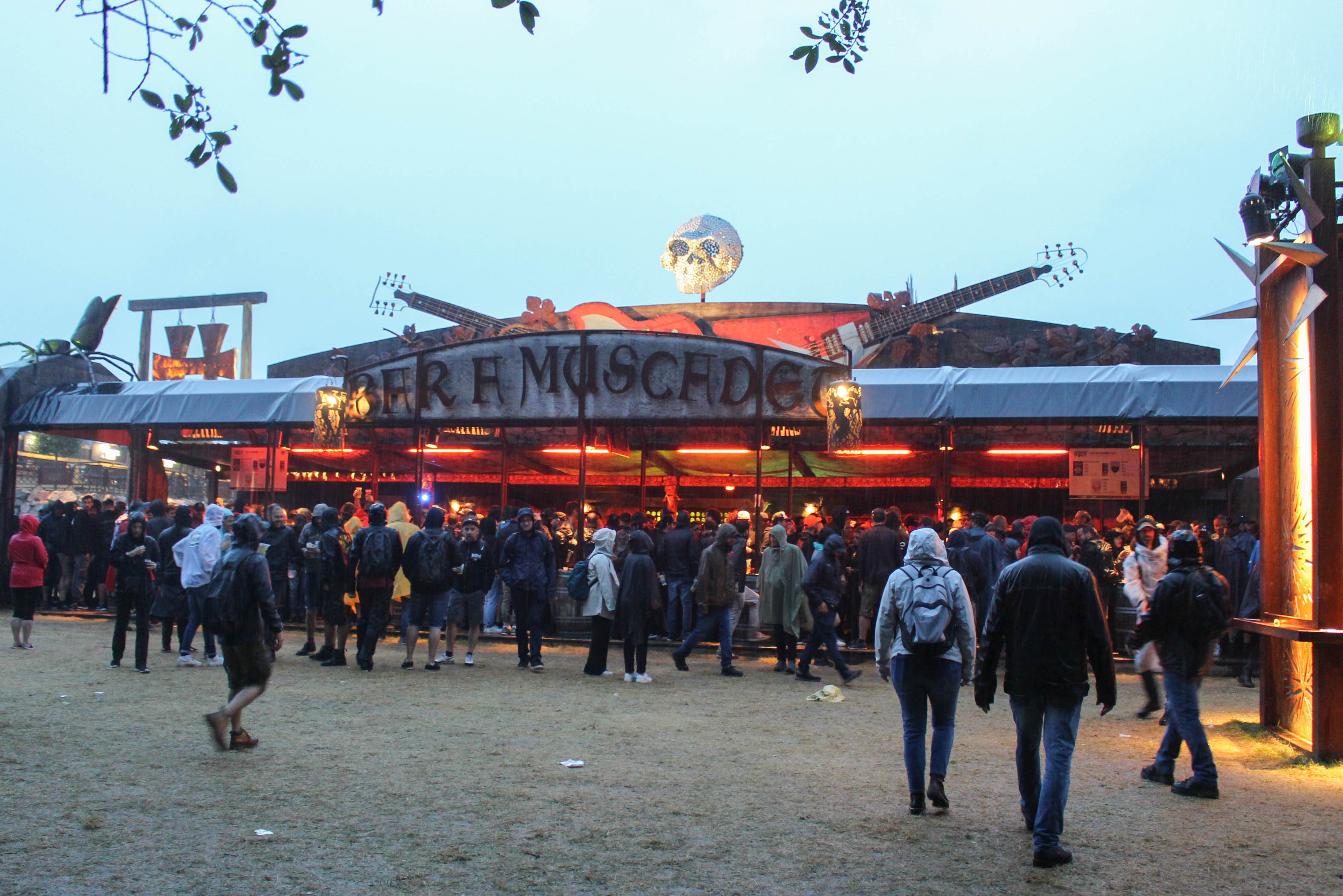 Après un 1er week-end caniculaire, le 2e Hellfest s’est tenu sous la pluie. Une météo plus favorable au bar à Muscadet.