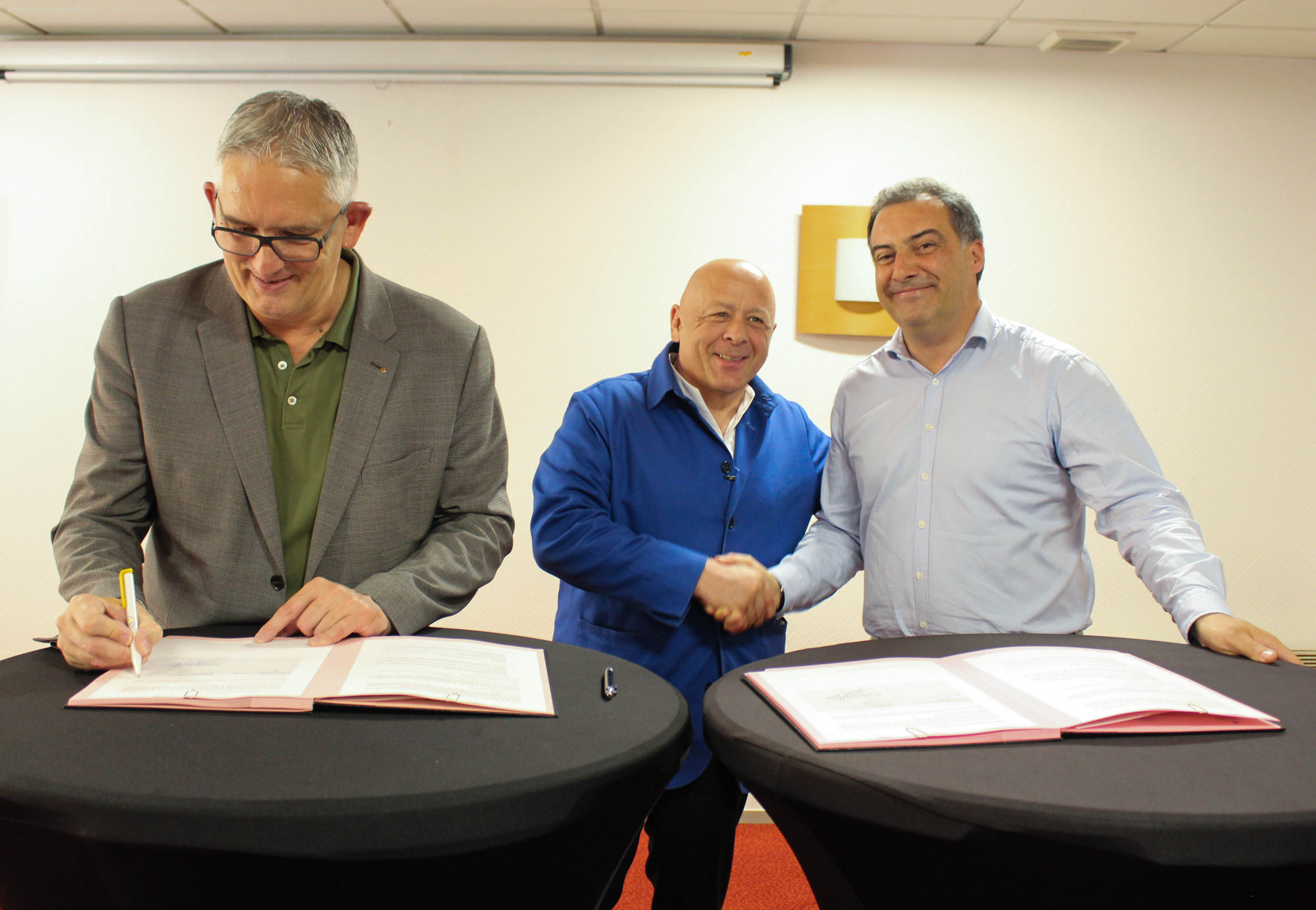 Olivier Dardé, président de l'UMIH 44, a signé la convention de partenariat avec le chef Thierry Marx, président confédéral de l'UMIH et François Lieubeau, vigneron et président du pôle communication à la Fédération des Vins de Nantes.