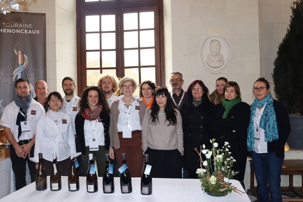 Agnès Michaux entourée de vigneronnes et de vignerons de Touraine Chenonceaux dans la galerie du château