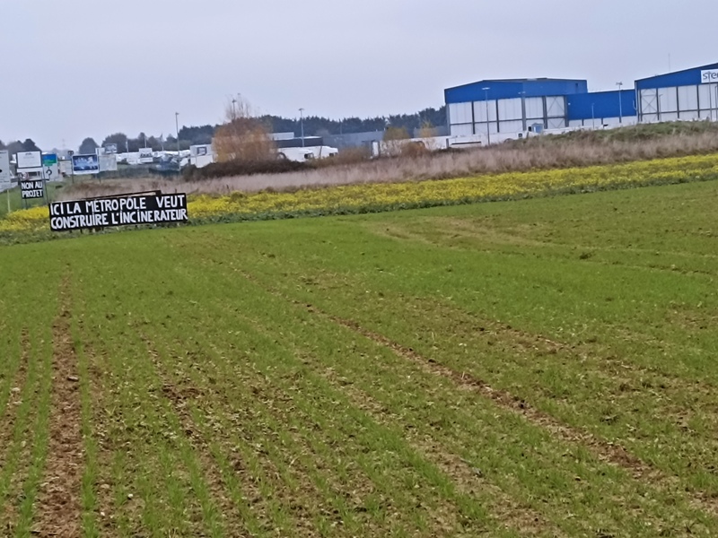 Des panneaux hostiles au projet ont été installés sur le terrain envisagé le long de la N10