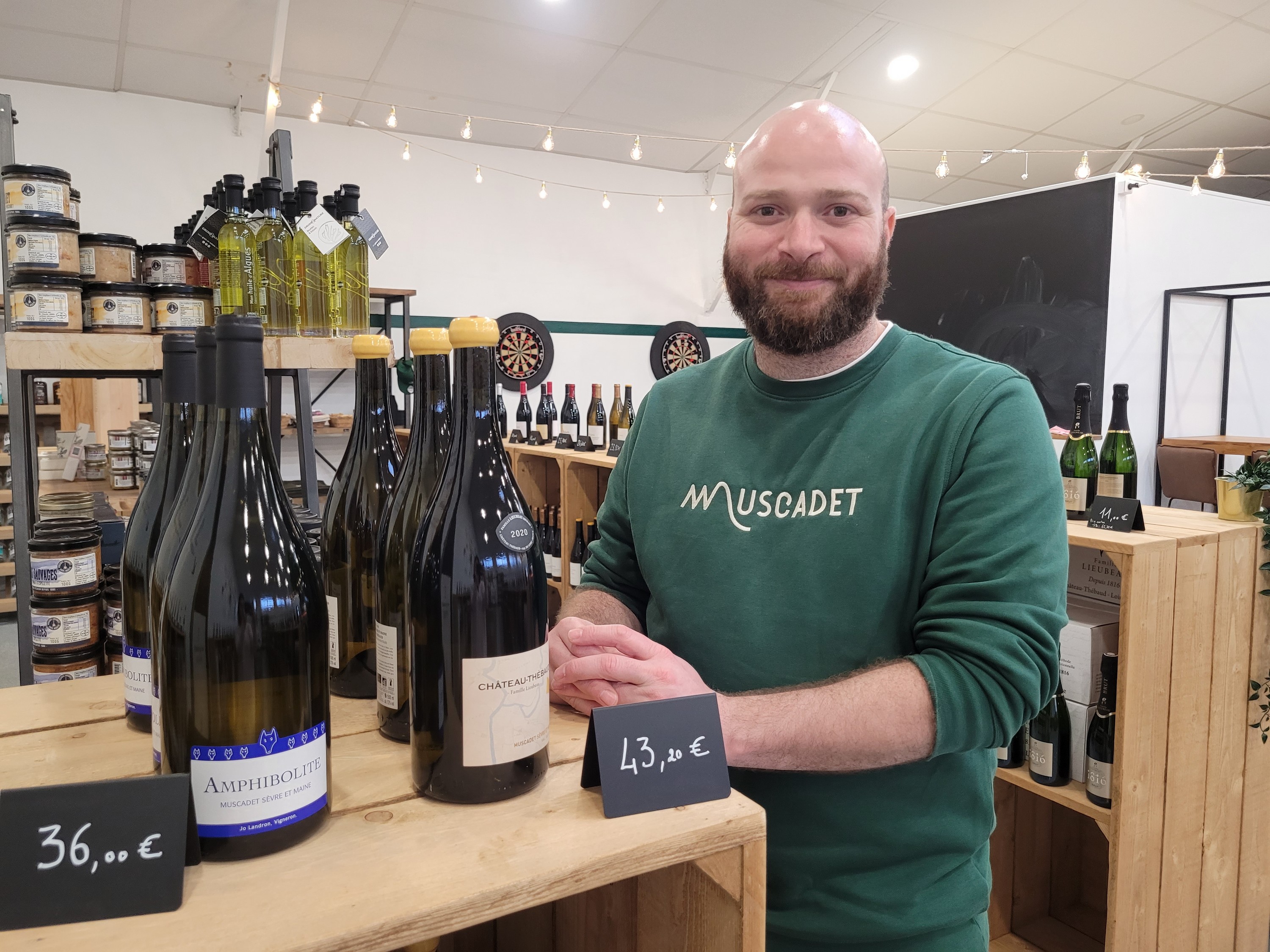La Muscadetterie ouverte par Hedi Abdelkafi est à la fois une cave, un bar à vin et un restaurant. La Muscadetterie ouverte par Hedi Abdelkafi est à la fois une cave, un bar à vin et un restaurant.