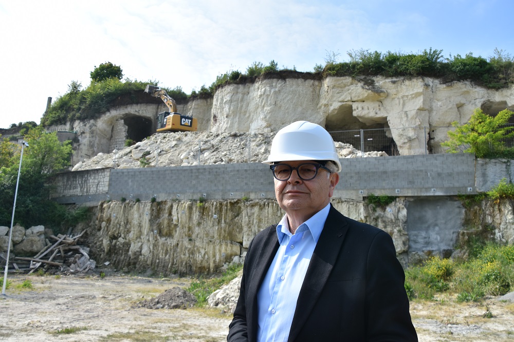 Régis Vincenot devant le troglo du Château de Parnay en travaux.