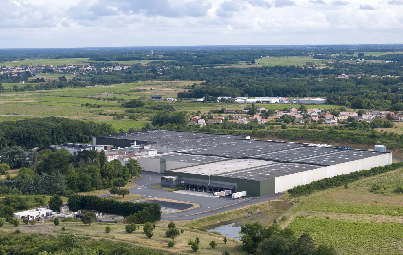 Le site d'embouteillage de Castel-Vins à La Chapelle-Heulin dispose désormais d'une unité de désalcoolisation. Crédit : Castel-Vins.