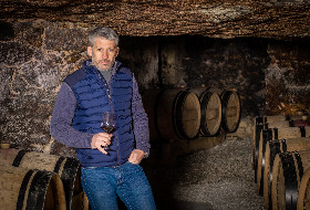 Anatole de la Brosse dans son chai saumurois. Photo Kreazim