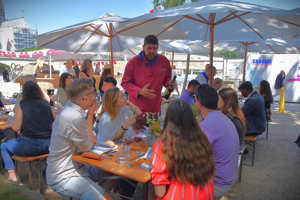 Le service des vins était assuré par les vignerons.