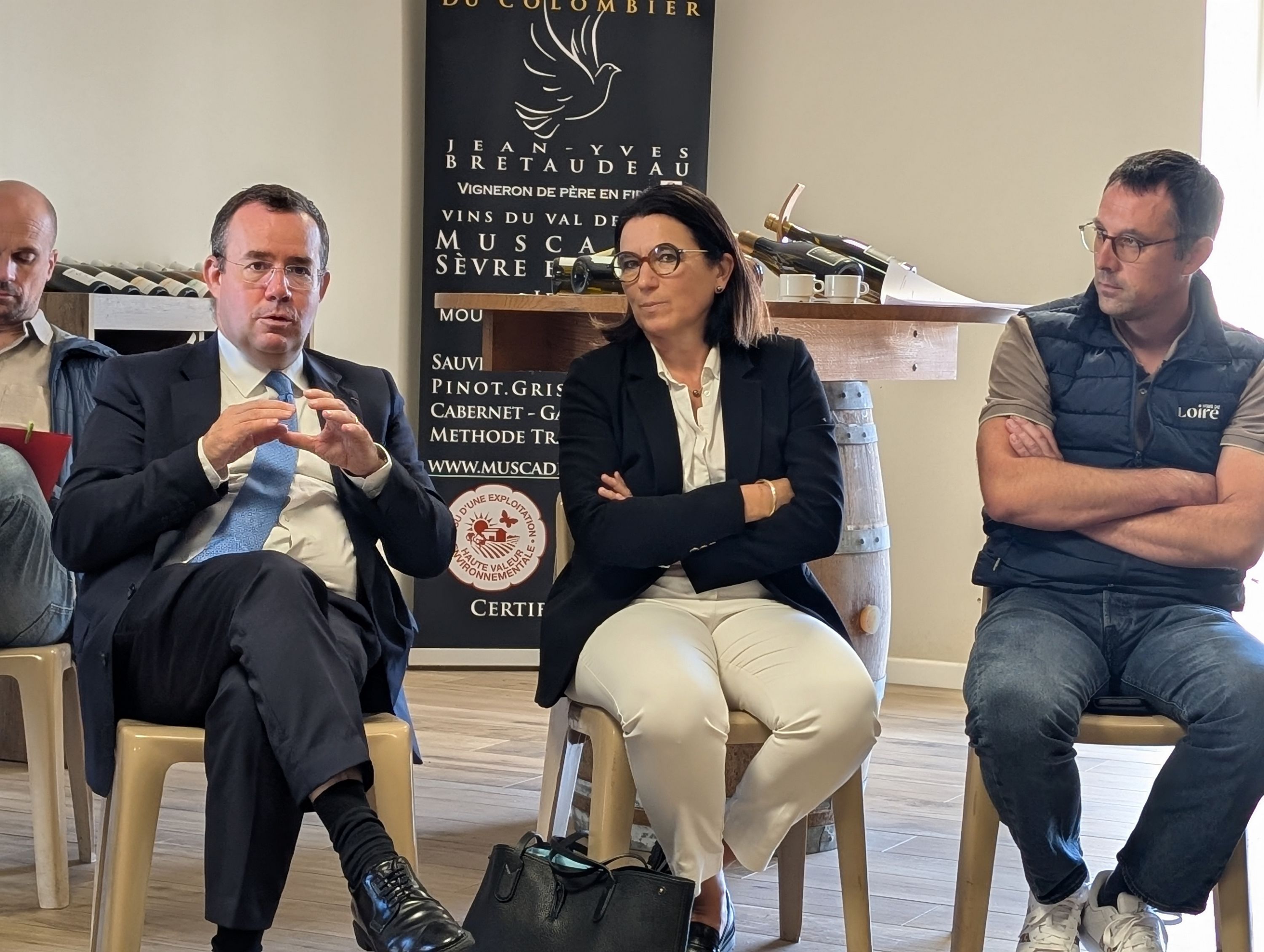 Le préfet de bassin Laurent Hottiaux, a rencontré les élus de la filière dont Pierre-Antoine Pinet, président de la Fédération viticole de l'Anjou-Saumur, accompagné d'Annick Baille, directrice de la DRAAF.