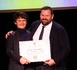 Jérôme Bretaudeau a reçu le prix des mains d'Alexis Goujard, journaliste et membre du comité de dégustation de la Revue du vin de France. Crédit : Régis Grman.