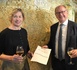 Hervé Novelli a remis sa feuille de route pour dynamiser l’œnotourisme à Nathalie Delattre dans les caves saumuroises. 