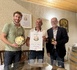 Benoit Roumet (à droite) a remis la médaille à Abel Roux (Domaine des Hauts Sentiers) et Martin Pierzo (Besombes).