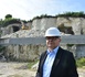 Régis Vincenot devant le troglo du Château de Parnay en travaux.