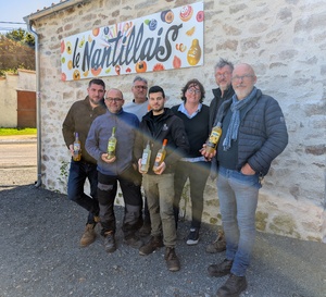 Les six associés du Vignoble Drouard ont repris le Nantillais auparavant dirigé par Sophie Quéré (au centre) et désormais salariée de l'entreprise.