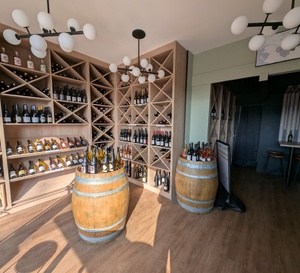 La Muscadothèque est à la fois une cave et un bar à vin. 