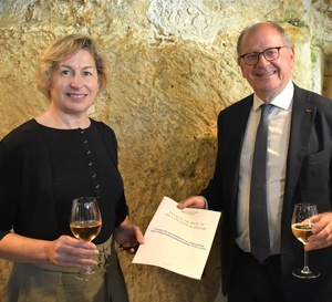Hervé Novelli a remis sa feuille de route pour dynamiser l’œnotourisme à Nathalie Delattre dans les caves saumuroises. 