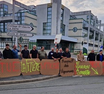 Pas contents, des vignerons angevins manifestent devant Terrena